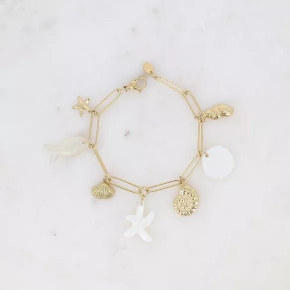 Bracelet - breloques marins (étoiles de mer, poisson en acétate et coquillages) et pâtes de verre doré - Maison d'Exception