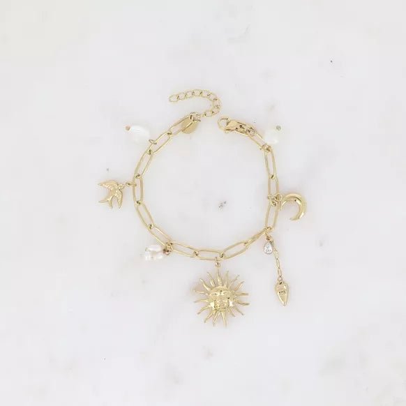 Bracelet - maille avec breloques (soleil, coeur, lune, oiseau, perles d'eau douce et cristal) doré - Maison d'Exception
