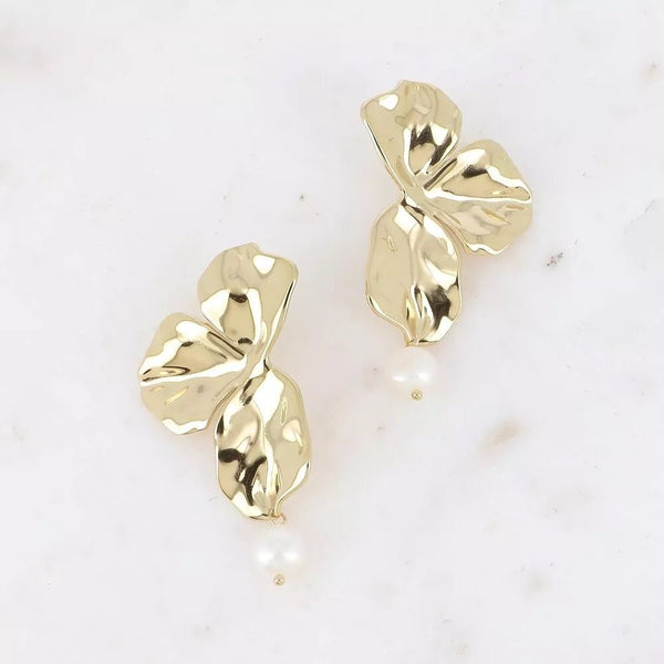 Boucles pendantes - effet pétales et perles d'eau douce doré - Maison d'Exception